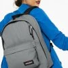 Eastpak OUT OF OFFICE Sac à Dos Glitsilver Unisex -Eastpak Sacs Magasin 192d7d8287834aa7b41ffd8a104554f3